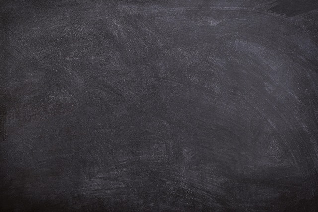 Tapetowanie w Blokowisku: Od PRL-owskich Koszmarów do Minimalistycznej Rewolucji – Jak przetrwać i wygrać z nierównymi ścianami i sentymentem do boazerii